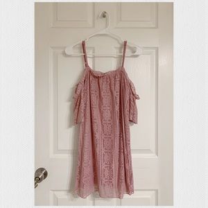 ⭐️3 for $28⭐️ Francesca’s cold-shoulder lace dress